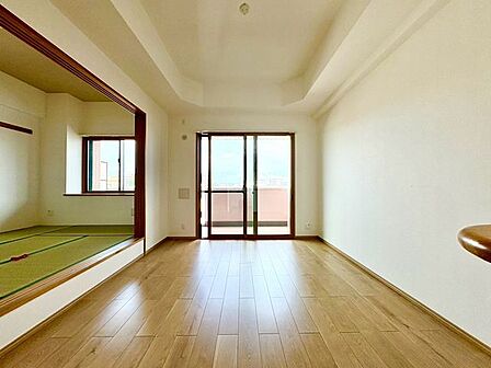 「団欒の場」忙しい朝でも、しっかり家族が揃って食事をして頂けるゆとりある大きさのダイニングスペース。手料理をテーブルで囲む素敵な時間を存分に愉しんで下さい。
