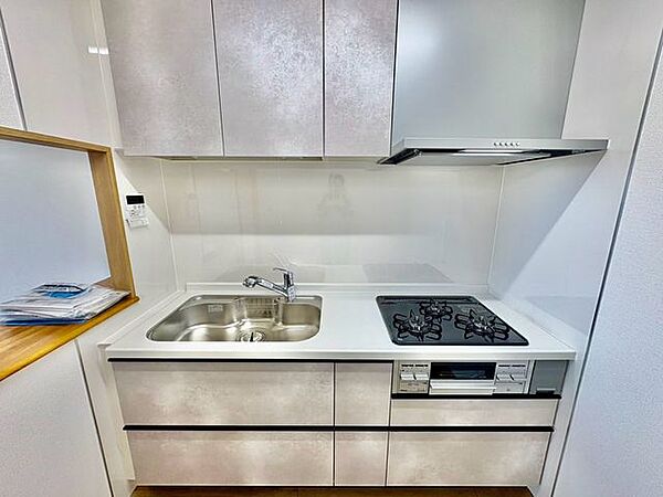 「気持ちよく料理」明るい自然光が入る、作業スペースを多くとったキッチン。調理がしやすく余裕の広さ。食器類もすっきりと片付く収納力です。家事をしながら会話も弾みます。
