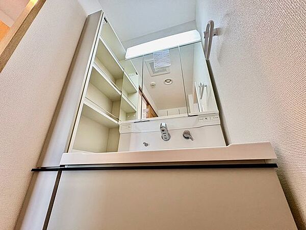 「リフォーム済・洗面台」大きな鏡で朝の準備もばっちり。収納も多く、洗剤など日用品の保管にも便利です。