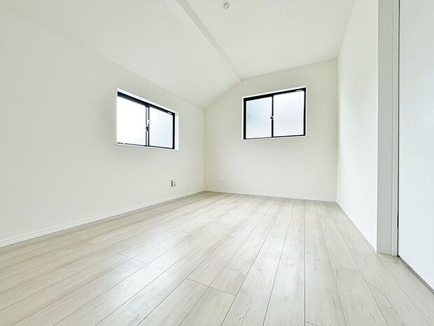 「二面採光・通風良好◎」居室に窓が2ヶ所あるので、明るさの確保と、風の通り道ができることで換気のしやすいお家になっています。