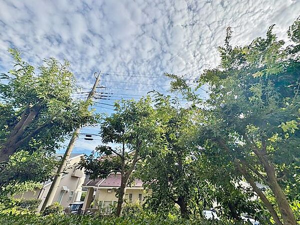 「眺望」穏やかな街並みを一望しながら、爽やかな風と柔らかく降り注ぐ陽光を感じて頂けます。(画像内の家電・家具はCGです。本物件には付帯されません。)