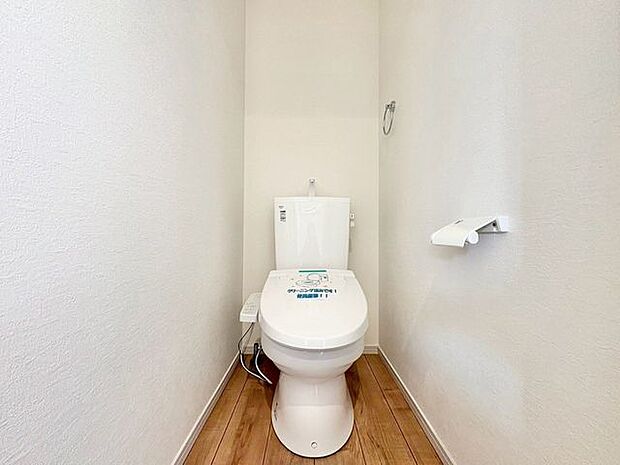 「温水洗浄便座付きトイレ」トイレは快適な温水洗浄便座付です。清潔感のあるホワイトで統一しました。いつも清潔な空間であって頂けるよう配慮された造りです。