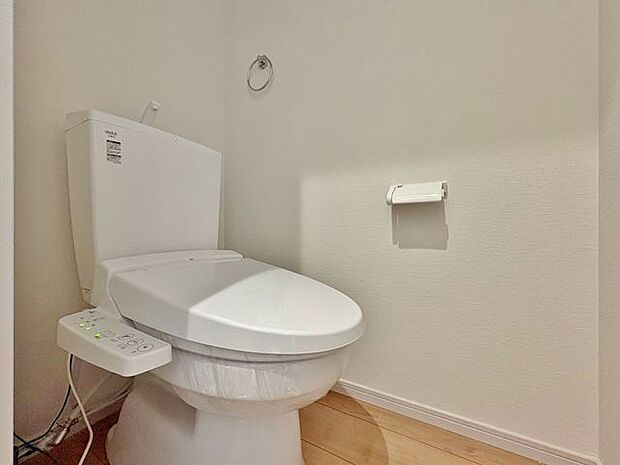 「温水洗浄便座付きトイレ」トイレは快適な温水洗浄便座付です。清潔感のあるホワイトで統一しました。いつも清潔な空間であって頂けるよう配慮された造りです。
