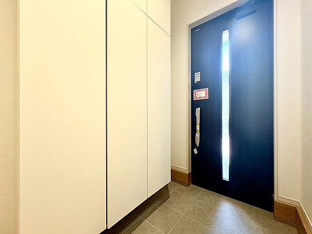 「玄関」家の中でお客様を迎える最初の場所である玄関。豊富な玄関収納で、常に綺麗に保つことが出来ます。
