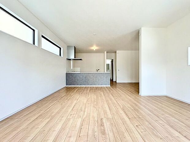 「インテリア映えする内装。」お部屋全体が優しく柔らかな色合いとなっていて、お家時間を穏やかに過ごせる空間が広がっています。