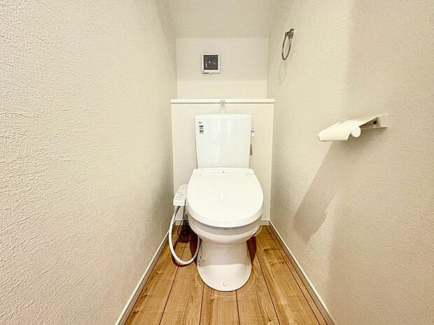 「温水洗浄便座付きトイレ」トイレは快適な温水洗浄便座付です。清潔感のあるホワイトで統一しました。いつも清潔な空間であって頂けるよう配慮された造りです。