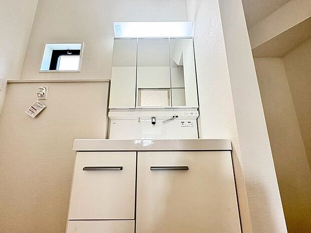 「洗面台」大きな鏡で朝の準備もばっちり。収納も多く、洗剤など日用品の保管にも便利です。