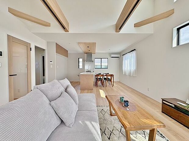 「南西向き。陽当り良好。」大きな窓辺からの日差しが暖かい室内は、自然と住まう人の気分も明るくなり、リビングでの素敵なワンシーンが演出されます。