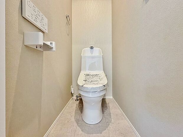 「温水洗浄便座付きトイレ」トイレは快適な温水洗浄便座付です。清潔感のあるホワイトで統一しました。いつも清潔な空間であって頂けるよう配慮された造りです。