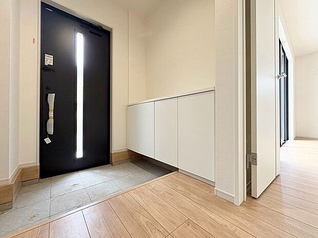 「玄関」家の中でお客様を迎える最初の場所である玄関。豊富な玄関収納で、常に綺麗に保つことが出来ます。