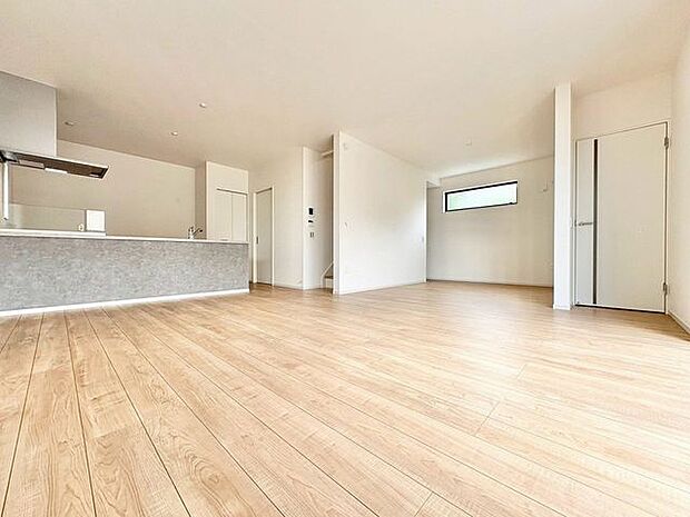 「ダイニング」ホワイトクロス×濃いカラーのフローリングをコーディネートした室内。シンプルな室内デザインなので、よりインテリアが映えます。