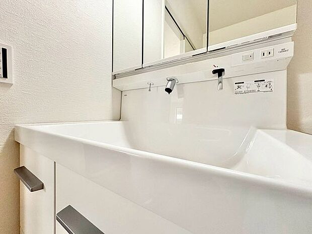 「洗面台」大きな鏡で朝の準備もばっちり。収納も多く、洗剤など日用品の保管にも便利です。