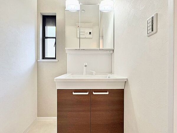 「リフォーム済・洗面台」大きな鏡で朝の準備もばっちり。収納も多く、洗剤など日用品の保管にも便利です。