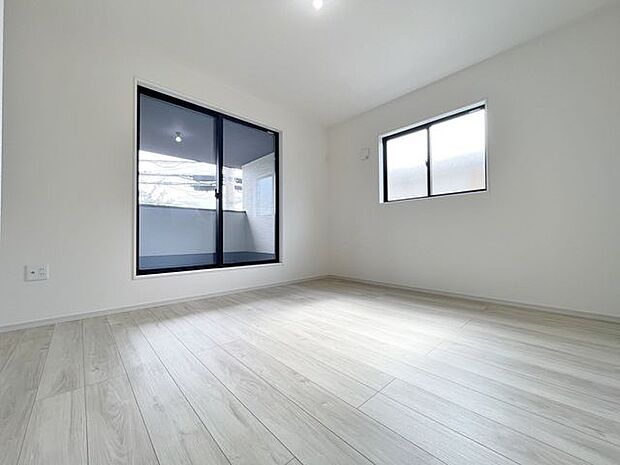 「バルコニーに面した居室」主寝室は十分な広さに加えて、快適に目覚められるよう、大きな採光窓を設けました。