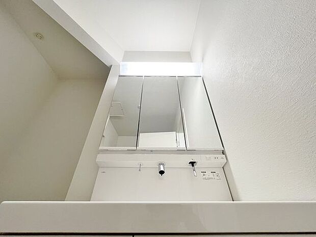 「洗面台」大きな鏡で朝の準備もばっちり。収納も多く、洗剤など日用品の保管にも便利です。