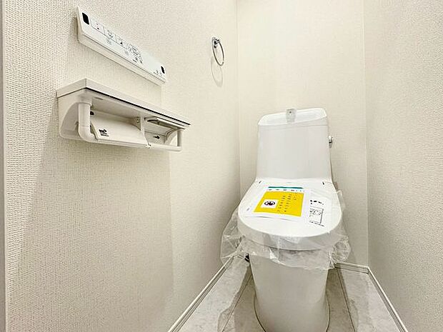 「温水洗浄便座付きトイレ」トイレは快適な温水洗浄便座付です。清潔感のあるホワイトで統一しました。いつも清潔な空間であって頂けるよう配慮された造りです。