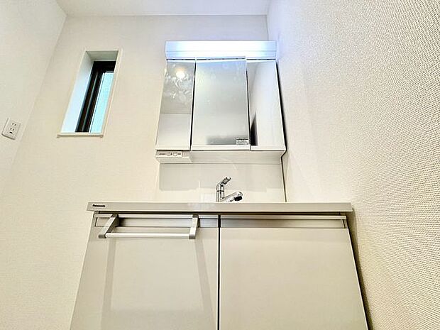 「洗面台」大きな鏡で朝の準備もばっちり。収納も多く、洗剤など日用品の保管にも便利です。