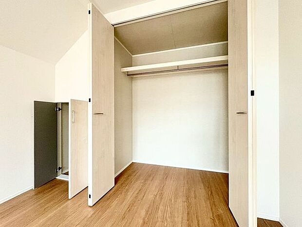 「収納」全ての居室にクローゼットを完備しております。
