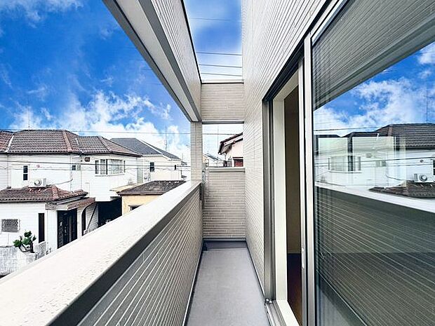 「バルコニー」バルコニーは、ご家族のお布団やシーツもまとめて干せるゆとりある広さになっています。