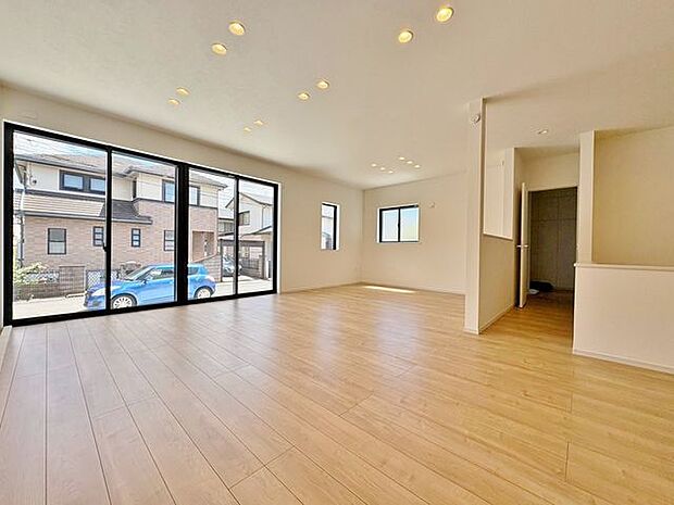 「南向き。陽当り良好。」大きな窓辺からの日差しが暖かい室内は、自然と住まう人の気分も明るくなり、リビングでの素敵なワンシーンが演出されます。