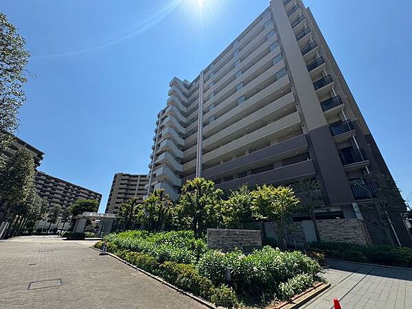 バイカラーのシンプルで洗練された外観です。色褪せることのない佇まいが街並みや環境と調和し、充足した生活を想像させてくれます。