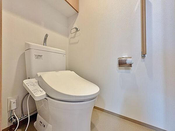 「ウォシュレット機能付き」優れた節水効果や汚れが付きにくい便座など、ほしかった機能が揃ったウォシュレット一体型トイレです。