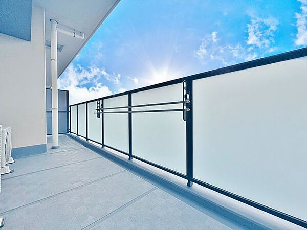 「バルコニー」大きな空に囲まれた気持ちのいい住まい。バルコニーを覗くだけで圧倒的な開放感に包まれます。