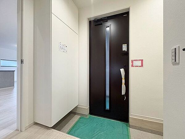 「玄関」家の中でお客様を迎える最初の場所である玄関。豊富な玄関収納で、常に綺麗に保つことが出来ます。