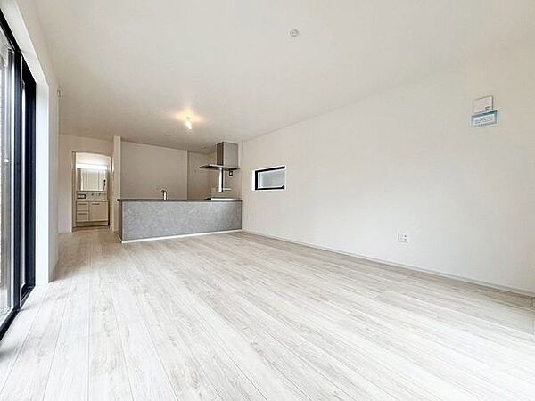 「インテリアを引き立てるホワイト」お部屋全体が優しく柔らかな色合いとなっていて、お家時間を穏やかに過ごせる空間が広がっています。
