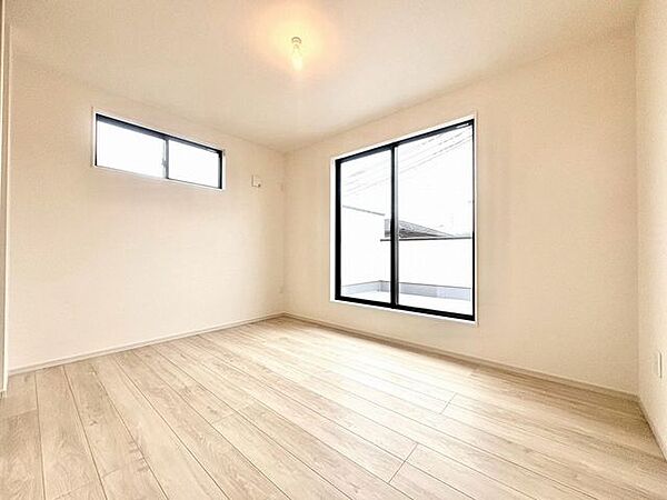 「2面採光の居室」居室に窓が2ヶ所あるので、明るさの確保と、風の通り道ができることで換気のしやすいお家になっています。