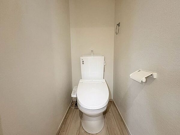 「ウォシュレット機能付き」優れた節水効果や汚れが付きにくい便座など、ほしかった機能が揃ったウォシュレット一体型トイレです。
