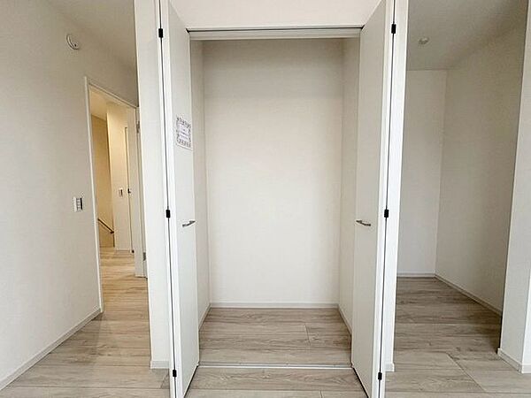 収納の多さも魅力です。使い勝手の良い収納棚を設置しております。居住スペースを充分に確保することができる為、ゆとりある室内で、ゆっくりとご寛ぎいただけます。