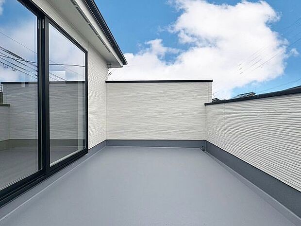 「バルコニー」大きな空に囲まれた気持ちのいい住まい。バルコニーを覗くだけで圧倒的な開放感に包まれます。