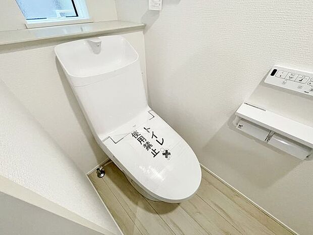 「温水洗浄便座付きトイレ」トイレは快適な温水洗浄便座付です。清潔感のあるホワイトで統一しました。いつも清潔な空間であって頂けるよう配慮された造りです。
