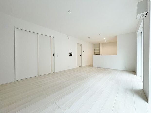「南向き。陽当り良好。」大きな窓辺からの日差しが暖かい室内は、自然と住まう人の気分も明るくなり、リビングでの素敵なワンシーンが演出されます。