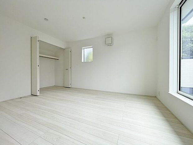 「2面採光の居室」居室に窓が2ヶ所あるので、明るさの確保と、風の通り道ができることで換気のしやすいお家になっています。
