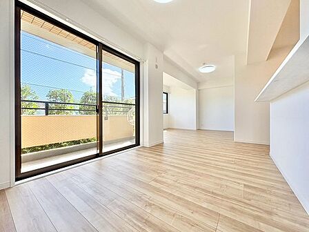 「インテリア映えする内装。」お部屋全体が優しく柔らかな色合いとなっていて、お家時間を穏やかに過ごせる空間が広がっています。