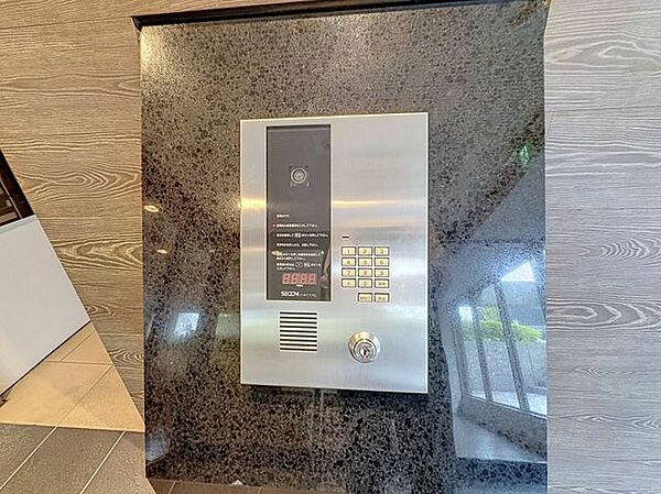 「オートロック」当マンションエントランスには、防犯対策の「オートロック」を採用。マンション住人以外の侵入を防ぐために設置しました。お子様がいらっしゃるご家庭にも安心の設備です。