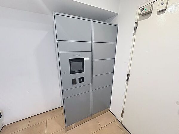 「宅配ボックス」素敵な生活は日々の利便性に支えられます。帰ってきたときにいつでも荷物を取り出すことが出来るのはストレスフリーですね