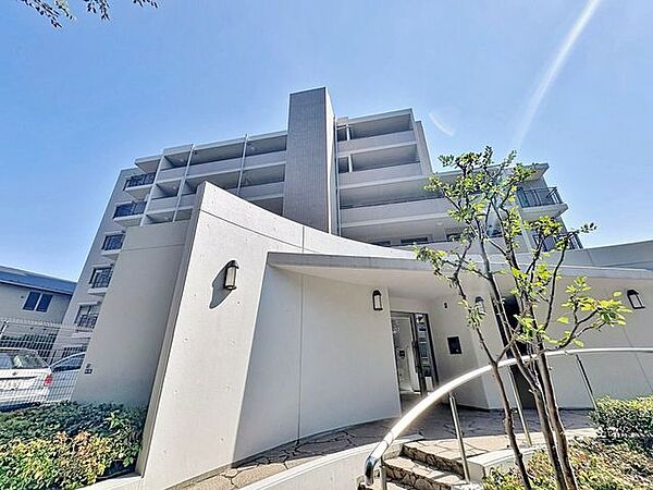 「7階建ての外観」今日も、明日も、この街で、きっと誰かがしあわせになる物語が描かれていくはずです。同じ風景が毎日365日、まったく違う顔を見せてくれる。爽快な風も毎日やさしく頬をなででくれます。
