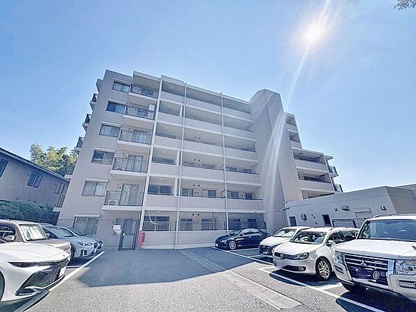 「美しいフォルム」周囲の景観に調和する地上★階建の美しい外観。やさしいアースカラーの外壁が、おだやかな佇まいに明るい開放感を与えます。