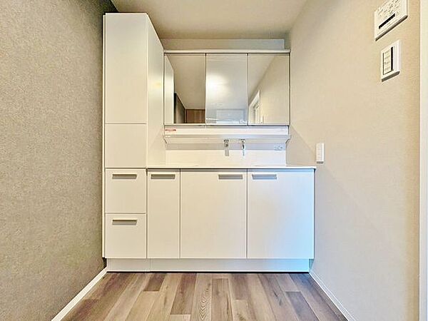 「洗面台」シンプルだからこそ使いやすい。スタンダードなデザインの洗面ボウルは清潔感あるオフホワイトです。