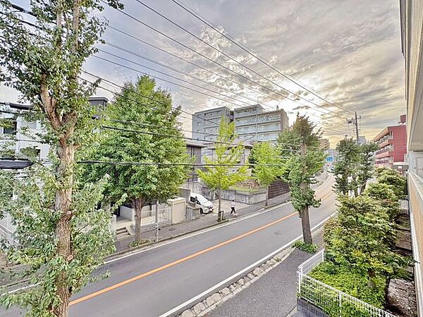 「眺望」穏やかな街並みを一望しながら、爽やかな風と柔らかく降り注ぐ陽光を感じて頂けます。