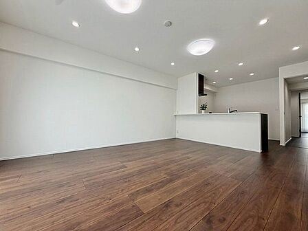 「インテリア映えする内装。」お部屋全体が優しく柔らかな色合いとなっていて、お家時間を穏やかに過ごせる空間が広がっています。
