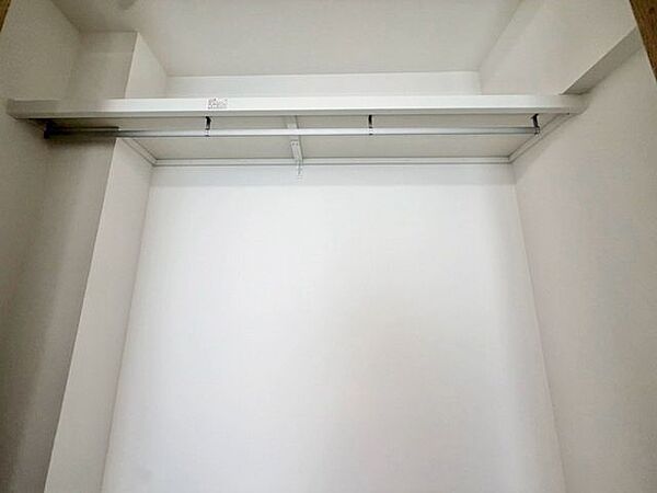 「スッキリ収納の居室」大きなクローゼットには季節ものの洋服などを収納できるので、お部屋はすっきり広々と使うことができます。