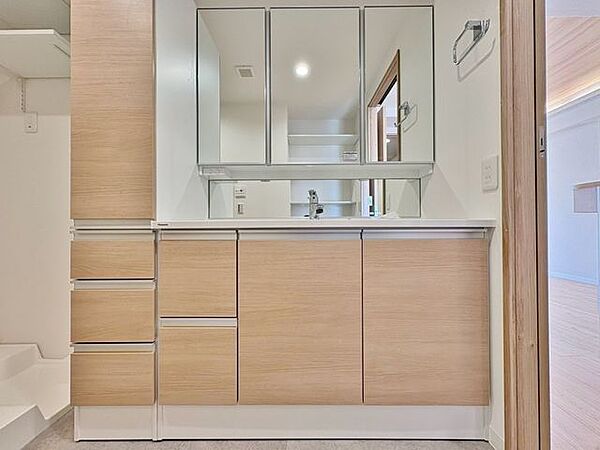 「リフォーム済・洗面台」大きな鏡で朝の準備もばっちり。収納も多く、洗剤など日用品の保管にも便利です。