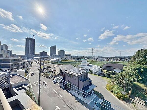 「眺望」穏やかな街並みを一望しながら、爽やかな風と柔らかく降り注ぐ陽光を感じて頂けます。