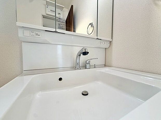 「洗面台」大きな鏡で朝の準備もばっちり。収納も多く、洗剤など日用品の保管にも便利です。