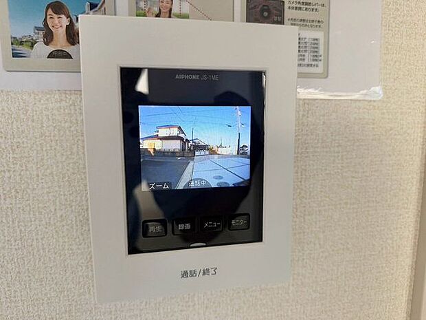 「見える安心・TVモニター付きインターホン」誰が来てもわかる様にモニター付きインターホンを設置。家事導線を考慮した個所に設置し、防犯性と利便性に優れ快適と安らぎを合わせた優しい設計。