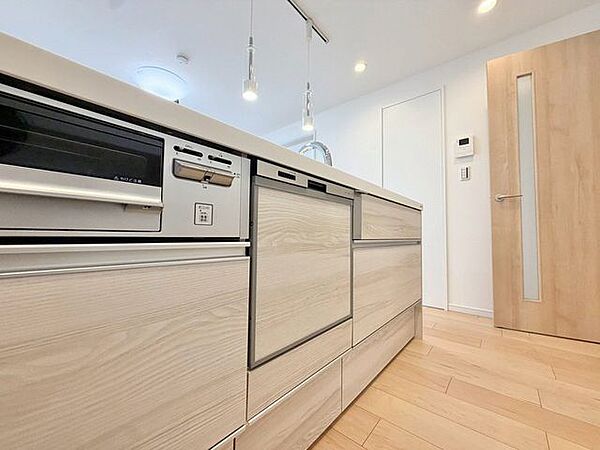 「カウンターキッチン。」キッチンスペースは、ゆとりの広さを確保。開放的な対面式キッチンなので、ご家族との会話を楽しうことはもちろん、お子様を見守りながら家事時間を進められます。